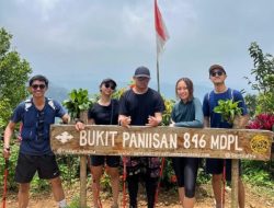 Turis Pilih Rute Terjal Bukit Paniisan Bogor untuk Hindari Pungli