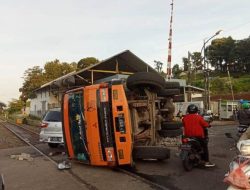 Rem Blong Truk Tabrak Mobil di Bogor hingga Terguling