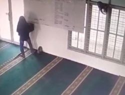 Bukannya Solat, Pria Ini Malah Berbuat Terlarang di Dalam Masjid di Sukaraja Bogor, Aksinya Terekam CCTV
