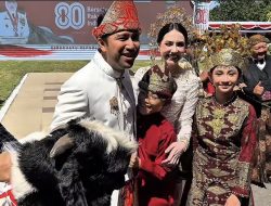 Arumi Bachsin dan Keluarga Girang Dapat Kambing Etawa, Menang Baju Adat Terbaik