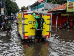 Tembok Kali Hek Kramat Jati Jebol, Jalan Raya Bogor Banjir