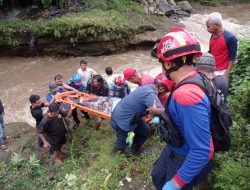 Damkar Bogor Evakuasi Pria Nyebur ke Sungai Ciparigi Saat Beri Makan Ayam