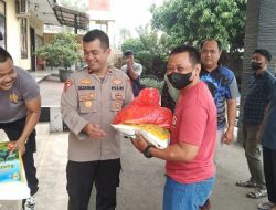 Polsek Cileungsi Bagikan Bantuan Beras Warga Bogor Antusias