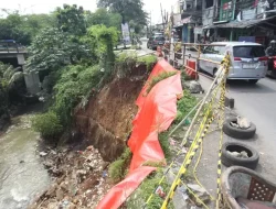 Jalan ke Gunung Salak Bogor Longsor Saat Sedang Diperbaiki