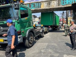 Truk Kontainer Nyangkut di Kolong Jembatan Air Simpang Kedunghalang Bogor
