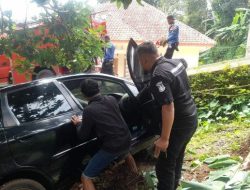 Mobil Terperosok Got Usai Gagal Nanjak di Bogor
