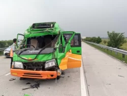 Elf Terguling di Tol Jomo gegara Pecah Ban, 14 Orang Luka