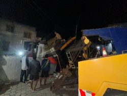 Tak Kuat Nanjak Truk di Bogor Mundur hingga Tabrak Tempat Cuci Mobil