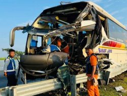 Bus Tabrak Truk di Tol Jagorawi gegara Sopir Ngantuk, Kernet Terluka