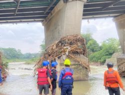 BPBD Bogor Cari Pekerja Jatuh Cisadane