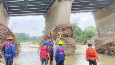 BPBD Bogor Cari Pekerja Jatuh Cisadane