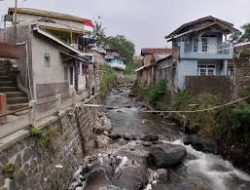 Drainase Tersumbat Bogor Picu Banjir dan Batu Berserakan