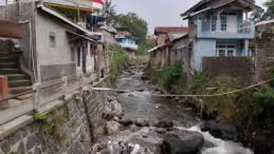 Drainase Tersumbat Bogor Picu Banjir dan Batu Berserakan